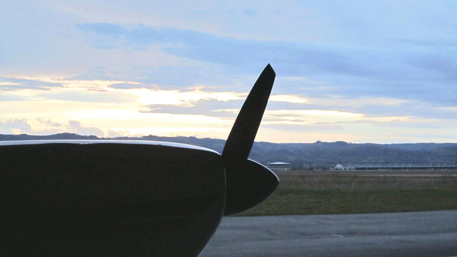 L'avion au hangar