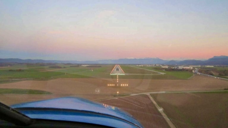 Atterrissage d'un avion à l'aéroport de Grenoble