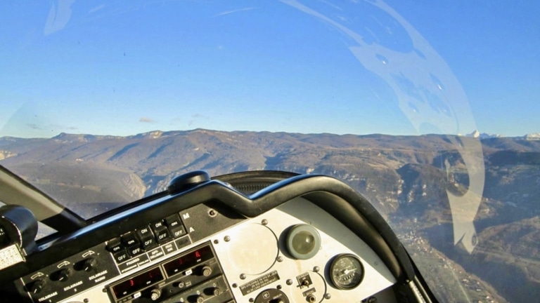 Vol en avion au départ de l'aéroport de Grenoble